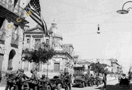 Gruppo di Jeep presso il comando
