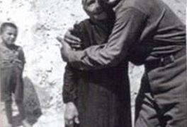 Il tenente Joe Gallo incontra la nonna subito dopo lo sbarco