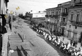 Prigionieri italiani nel Corso Vittorio Emenuele I