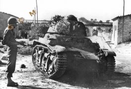 Ranger americano accanto ad un carro R-35 distrutto