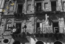Soldati americani smantellano i simboli dell'apparato italiano