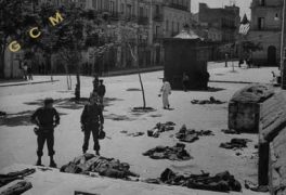 Soldati americani vicino al corpo di un sergente italiano ucciso