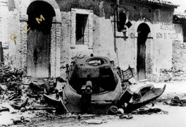 Un carro armato italiano Renault distrutto