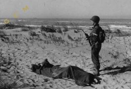 Un sodato americano a guardia di un commilitone ucciso
